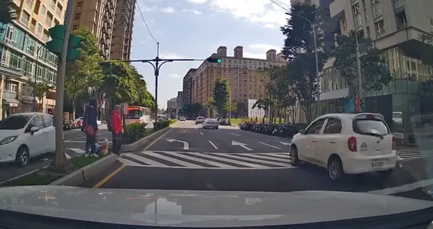 影/過不過都噴錢！「綠燈」運將停內線道苦等　行人站路中央不動