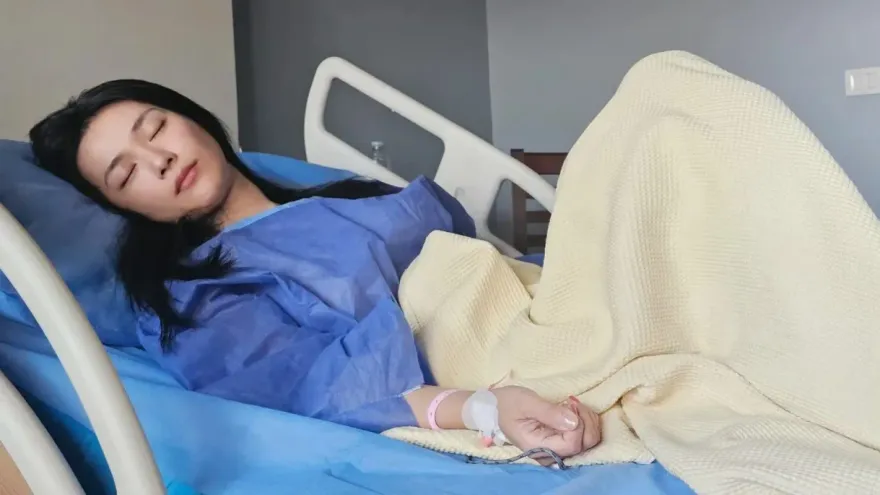 突發急性闌尾炎險喪命！許鈞鈞復工拍戲　驚曝「上下都在冒血」