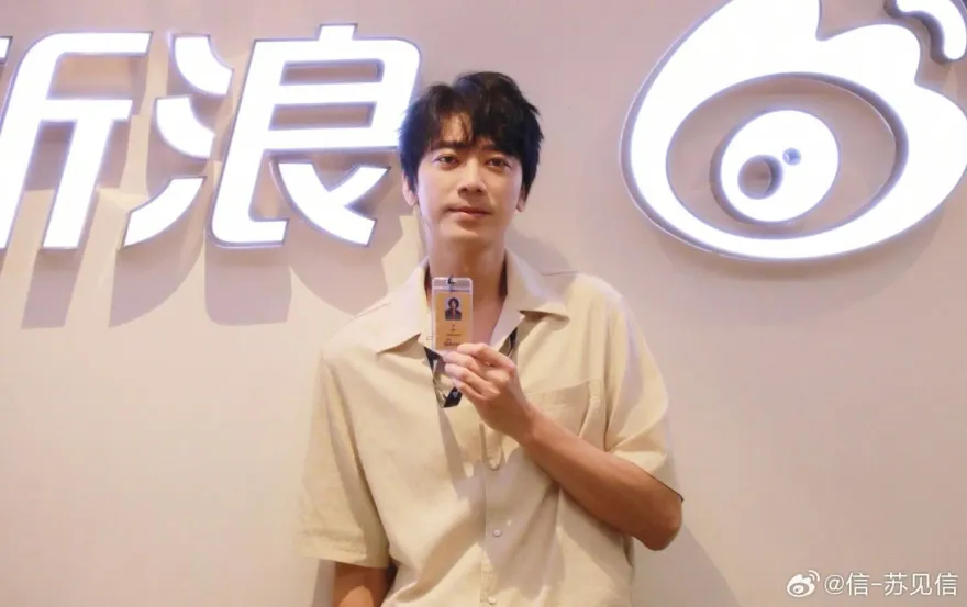 信表演〈死了都要愛〉大翻車！尷尬吐舌「我錯了」　網笑瘋：你也有今天