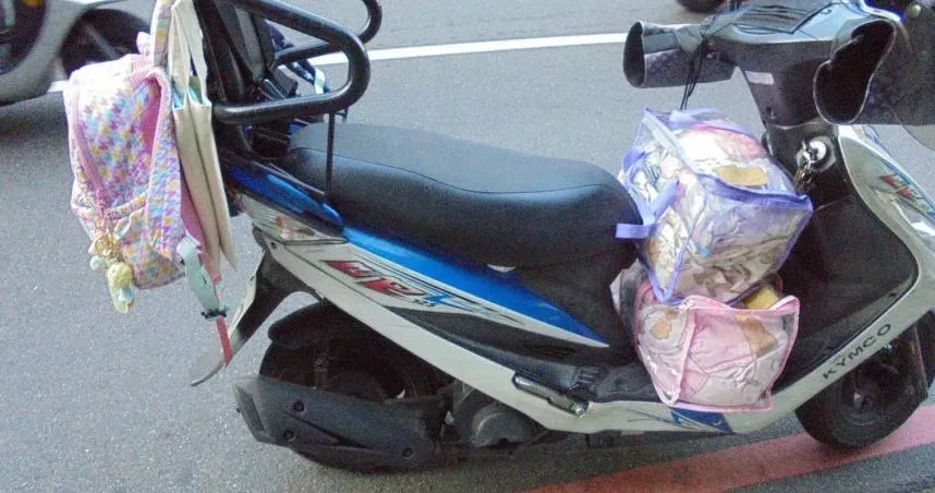 始料未及！「母女3貼」騎車大包小包！　一旁7旬翁「勾到書包」慘摔身亡