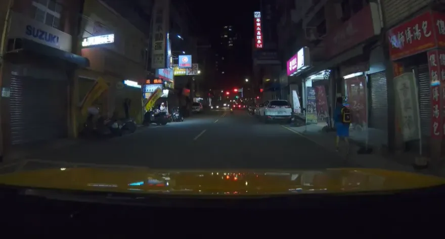 暖心！新北轎車禮讓過馬路　男學生熱情比「大愛心」惹哭駕駛