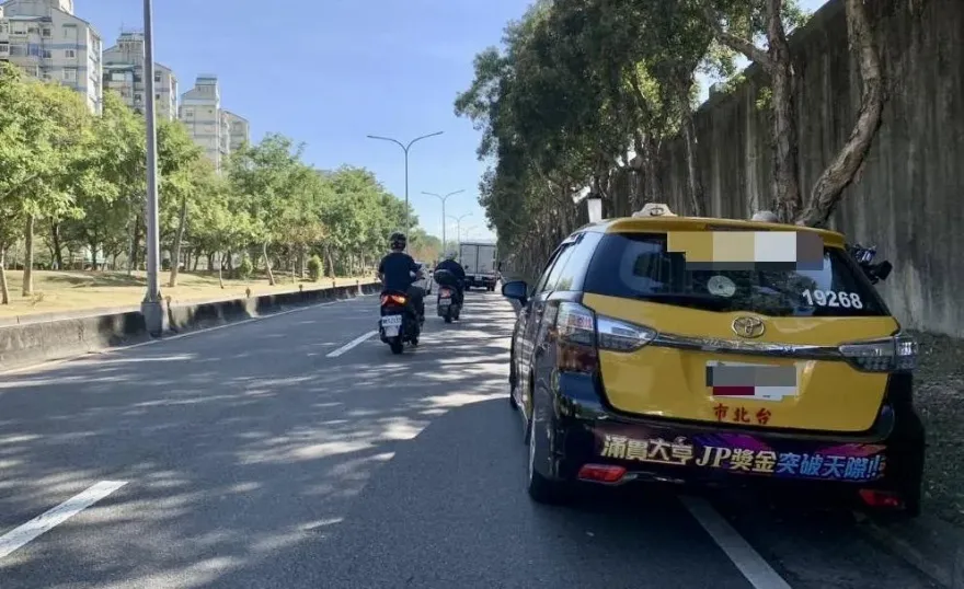 影/計程車大直滑行擦撞路邊　運將突無呼吸心跳乘客嚇傻