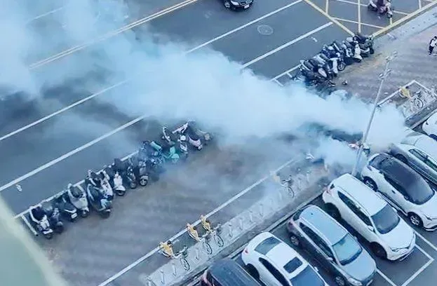 影/屏東街頭驚悚「1打9」畫面曝！婦疑誤踩油門毀9車　濃煙沖天