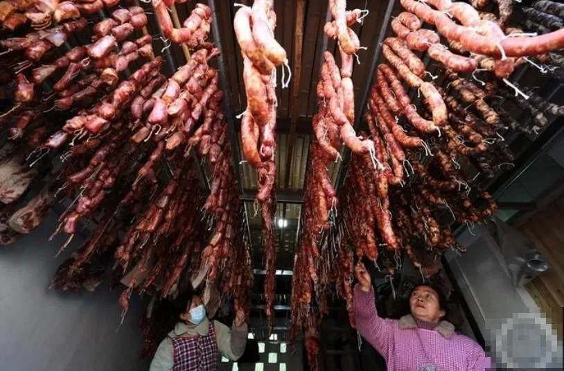 憂空汙！四川2縣禁「私燻臘肉」抓到罰9千　網友暴動：下步禁開火下廚？