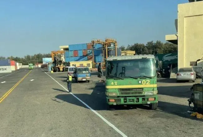 驚悚現場曝！補胎師傅赴台中港幫曳引車處理　司機不知人在車旁竟踩油門輾斃