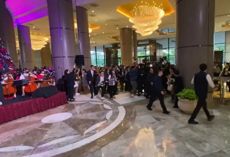 獨/見證藍白合協商！立人弦樂團受邀君悅表演　小朋友見馬、侯進場媒體大陣仗超驚訝