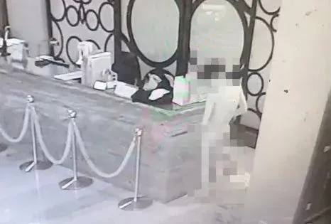 影/皮在癢？新北三峽醉屁孩亂搞  喝茫跑到社區保全旁脫光還「爆漿」