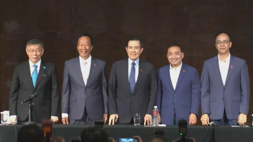 侯康配拚勝選下架民進黨　郭在登記最後一天宣布退選
