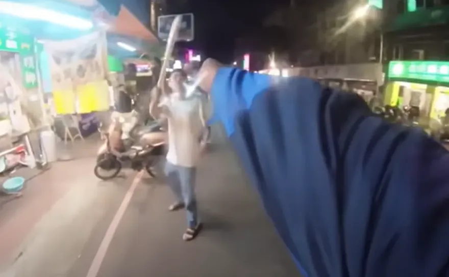 影/違停被叭理智斷線！賓士男怒持球棒嗆聲　騎士掏辣椒水槍自衛秒變孬