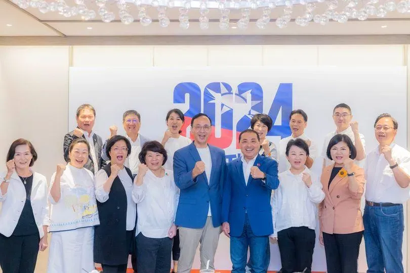 義無反顧！侯友宜深夜PO藍營大合照喊14字