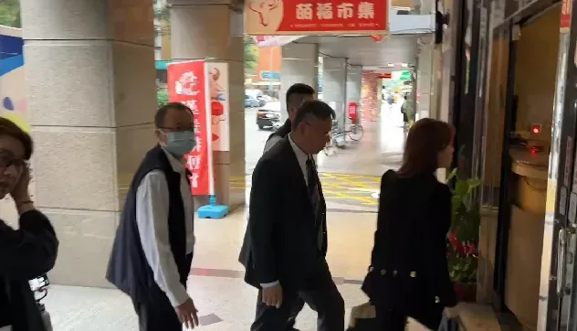 快訊/柯文哲座車駛離郭台銘家！　先回民眾黨部下一站才到中選會
