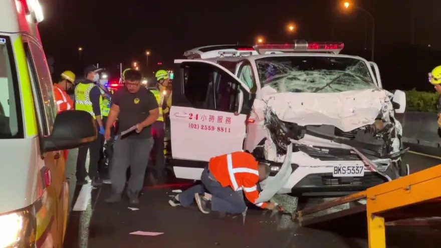 影/留一口氣回老家！救護車載病危婦國道撞貨車　5傷、病婦今晨拔管