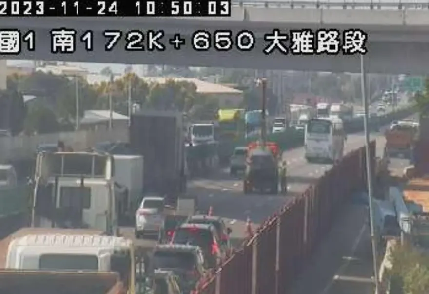 快訊/國1大雅段「大貨車車禍」外線道動彈不得　車陣回堵超長