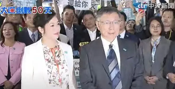 柯文哲抵達中選會　眾幕僚陪同發表競選宣言