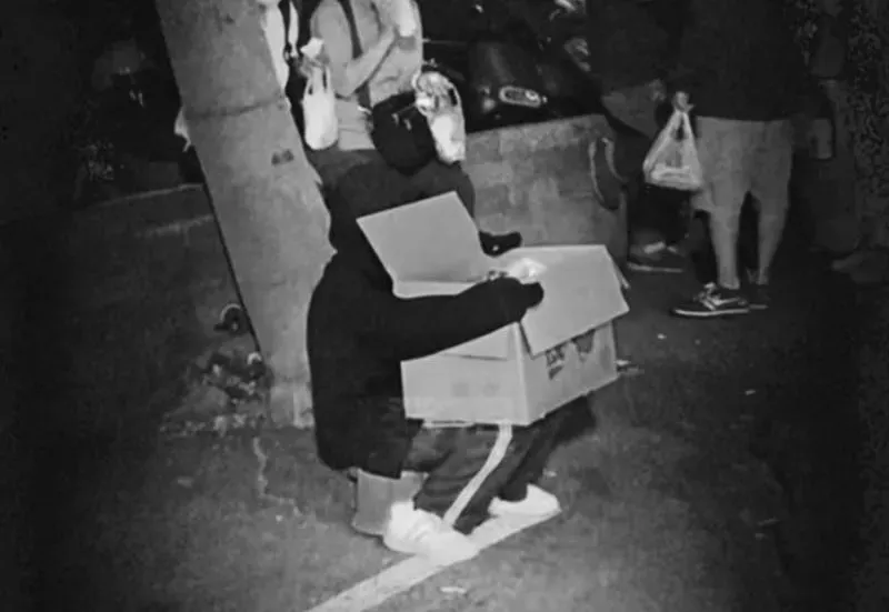 小女孩縮角落賣餅乾...烤魚老闆「霸氣全包」！她感人身世曝光