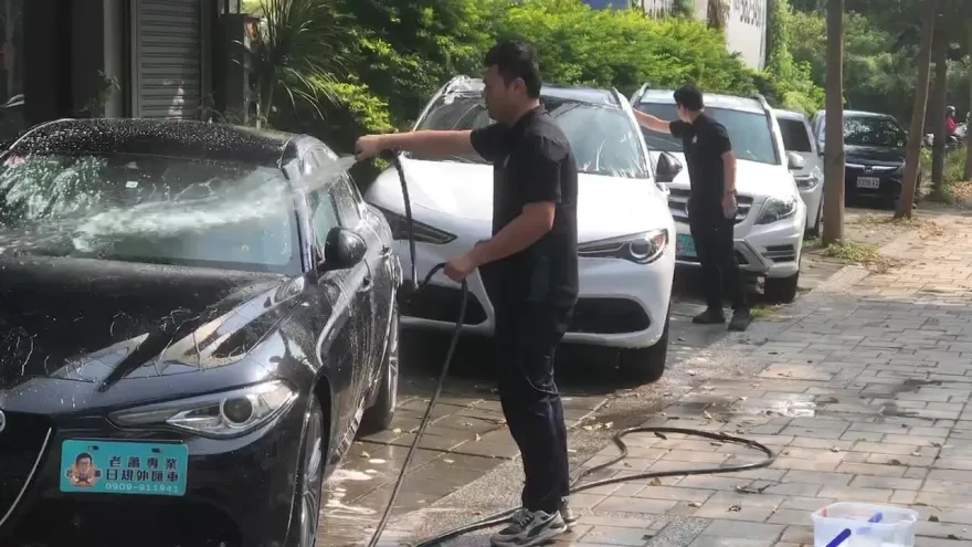 影/買車糾紛！風水大師加盟店300萬買賓士　拿不到車衝總店索賠反挨告