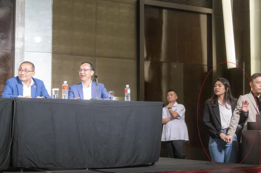 黃士修驚爆性騷？藍美女發言人手被緊抓照片曝光！她崩潰還原經過網心疼