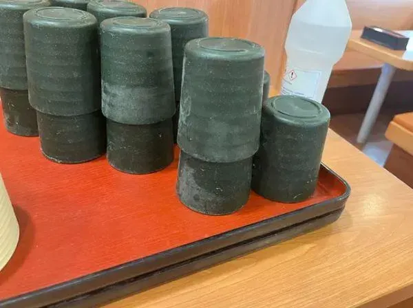 影/杯子泛白色噁心粉末！吃壽司險喝「漂白水」　高雄衛生局要求限期改善