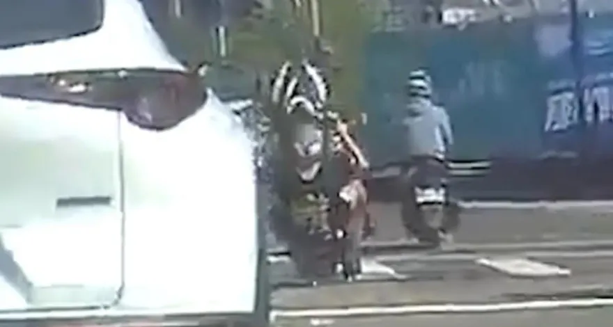 影/翻車現場！台中海線猴「翹孤輪」耍帥失敗　1秒糗變「在地青年」