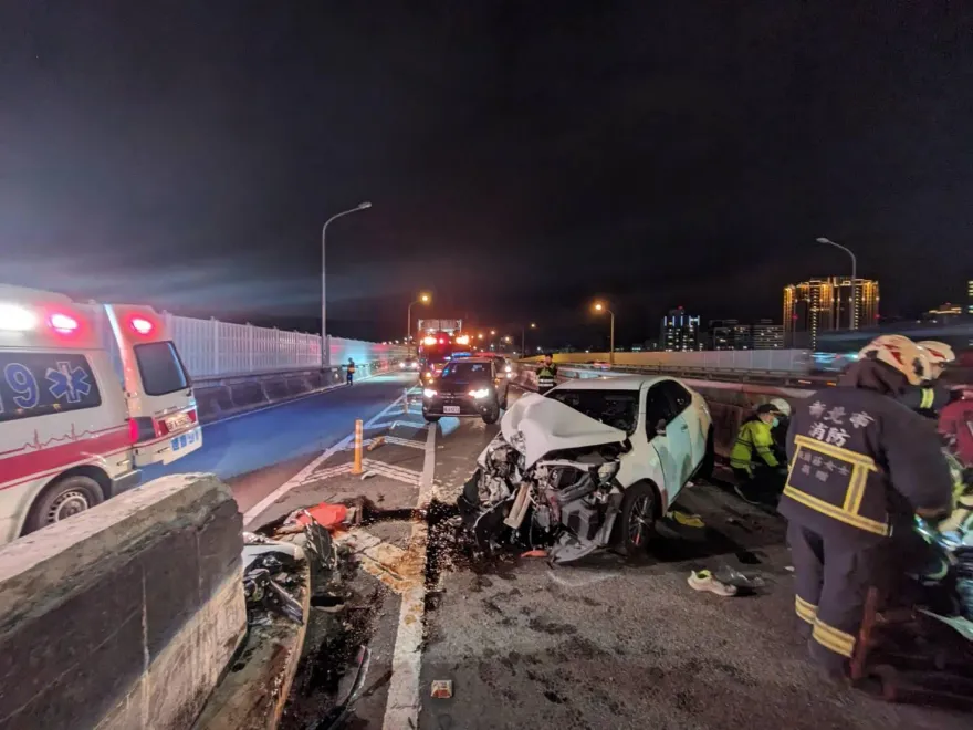 快訊/新北轎車自撞分隔護欄！車頭全毀　駕駛命危送醫