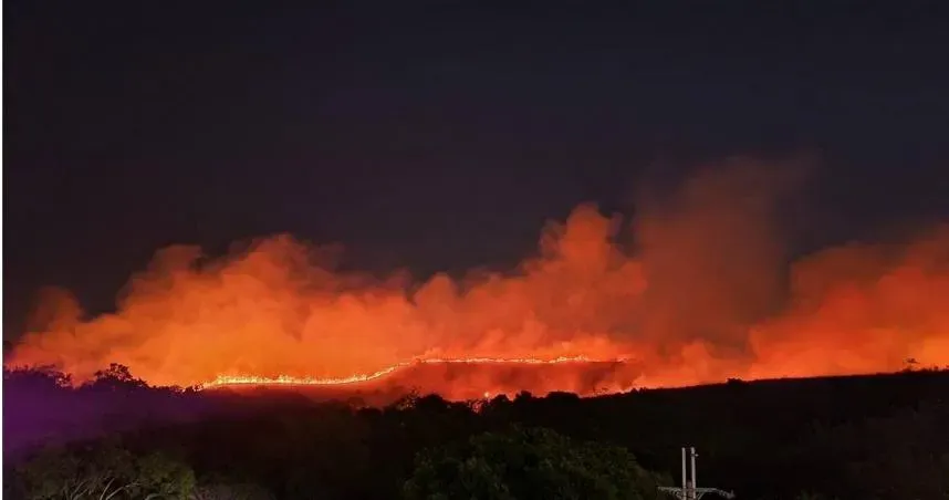 台中火燒山！大火延燒近7小時　烈焰照亮夜空畫面曝