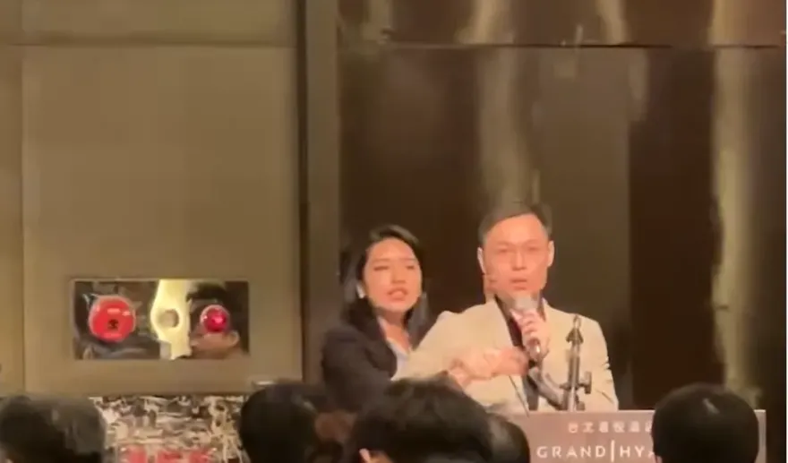 性騷疑雲22秒影片曝！黃士修控正妹發言人「襲擊純情少男酥胸」　楊智伃狠打臉