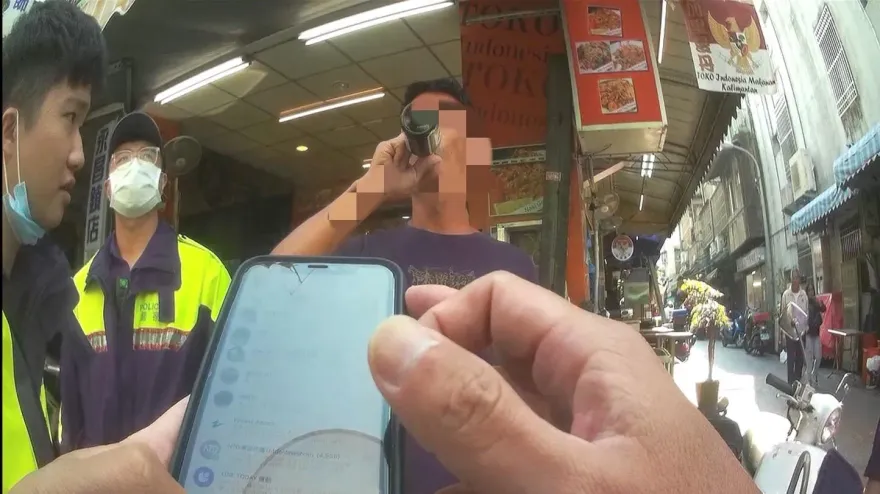 影/刺青男遇警盤查喝藥酒壓驚　趁隙逃跑被逮竟是搶奪通緝犯
