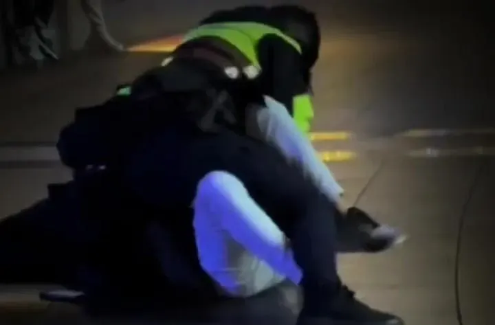 影/15歲屁孩攜刀闖新北耶誕城　拒盤查襲警想逃遭壓制