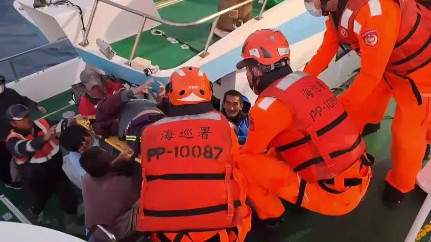 影/澎湖望安男落海頭受創昏迷　海巡、民船頂8級大浪接駁驚險送醫