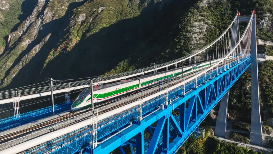 雲嶺天路盡收眼底！「麗江鐵路」26日通車　麗江到香格里拉「僅需1小時18分」