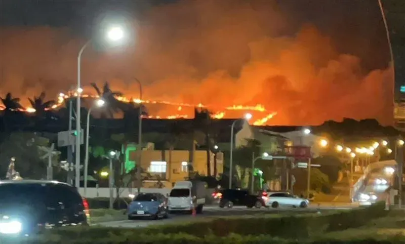 影/台中清水鰲峰山火燒山　烈焰狂燒7小時撲滅深夜又復燃