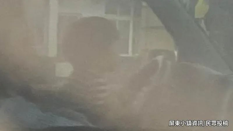 影/離譜！幼童坐駕駛腿上「摸」方向盤　目擊民眾：多次偏離車道