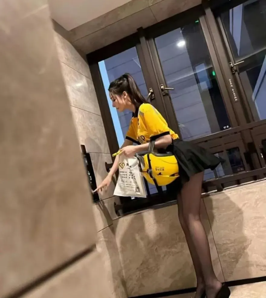 陸女網紅「短裙黑絲襪」冒充外送員擺拍　美團外賣不忍了！怒提告求償