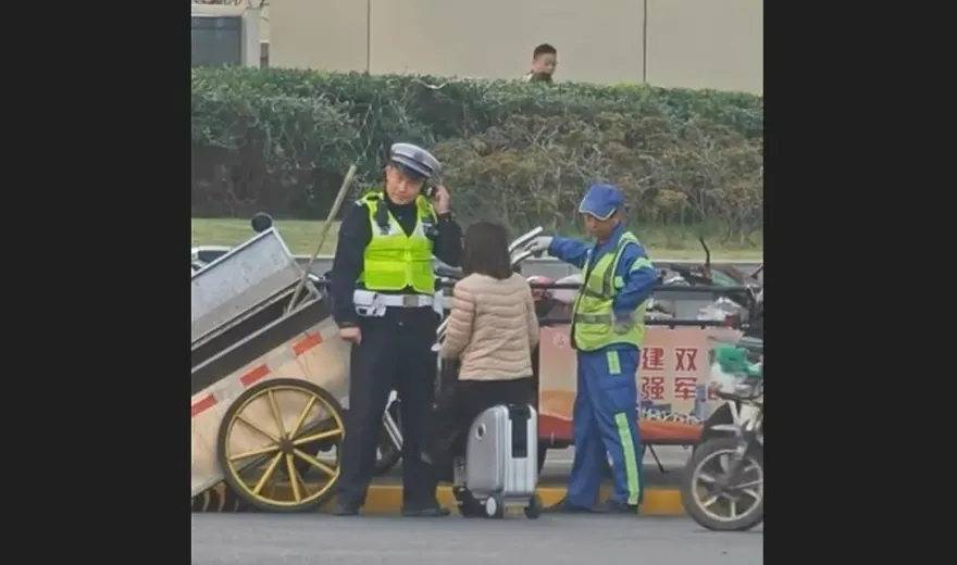 影/代步神器「電動行李箱」真騎上路！女子被攔怒嗆警：不然你接我上班嗎？