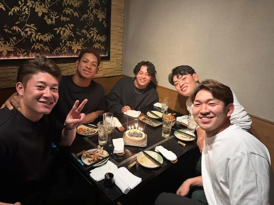 吉田輝星不捨道別！與「同級生」隊友共進晚餐　轉戰歐力士重生