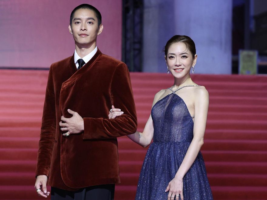 金馬60/曹佑寧暗紅絨面西裝主持紅毯！楊千霈超閃禮服「露香肩」超吸睛