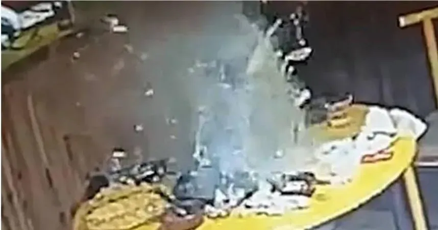 男把打火機扔火鍋！裝沒事烙跑　下秒「熱湯四射」原地爆炸