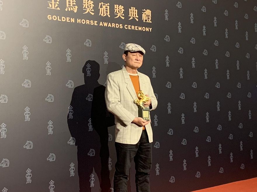 金馬60/猛虧郭台銘？陳慕義奪最佳男配　點「某位有錢人」：做一堆奇怪的事