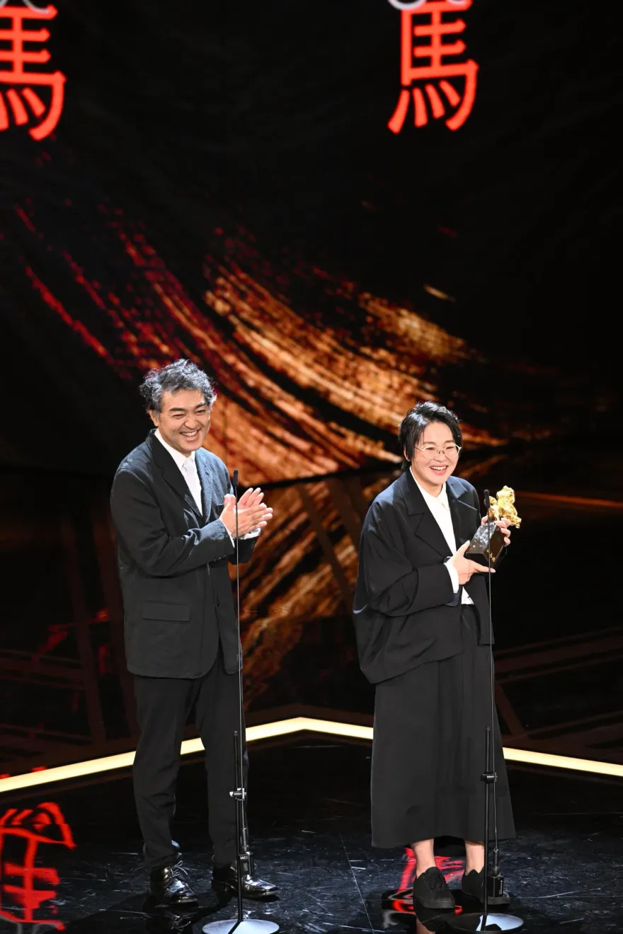 金馬60/ 《石門》夫妻導演奪最大獎！大塚龍治台上2句話放閃