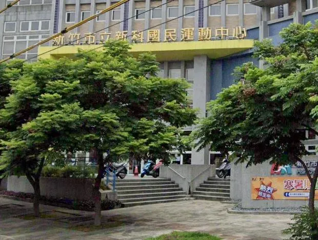 竹市驚傳運動中心溺斃意外！女子「臉朝下漂浮」救生員誤認是練水母漂
