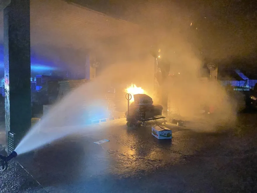 影/高雄燕巢果菜市場深夜火警！疑電線走火釀災　5犬燒焦