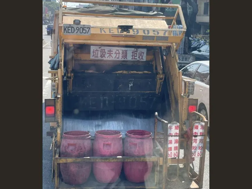 垃圾車「斜槓賣牛肉麵」？廚餘桶旁擺菜單價錢　網：味道有點重