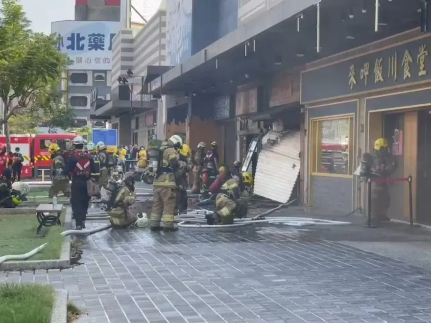 快訊/台南北區「居酒屋大火」！鐵皮屋濃煙狂竄　警消射水搶救中