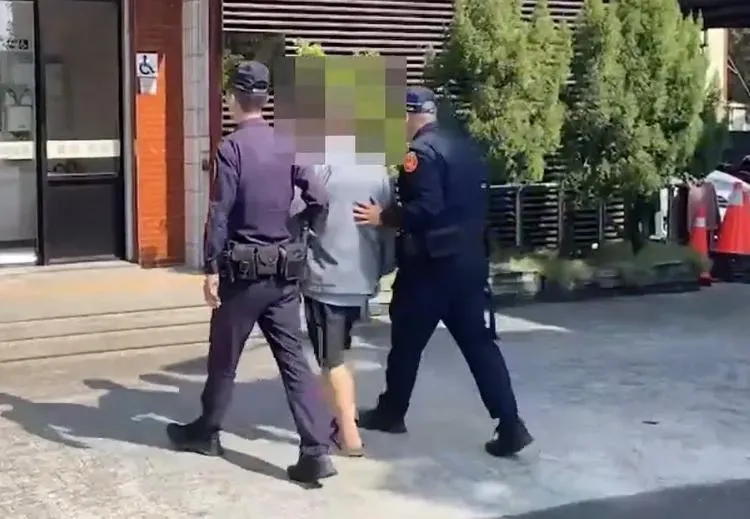 影/台中73歲男偷柯文哲海報！警火速逮人問出原因太傻眼