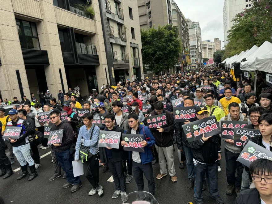 影/糗！交通部代表接重機族陳情書　「不到30秒」就被噓下台