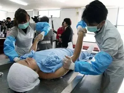 輪流扮往生者練習穿壽衣　男禮儀師襲胸侵犯女學員得逞「判4年2月」