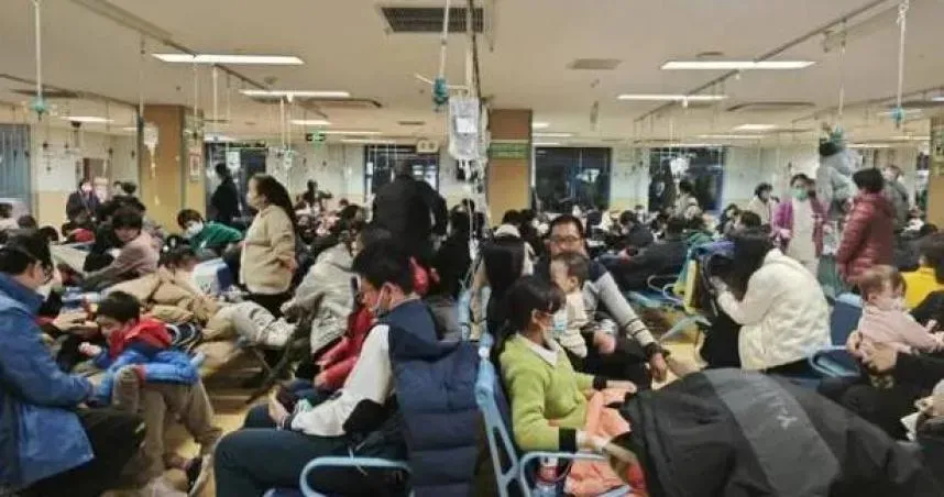 北京兒科醫院塞爆！家長自備「曬衣桿」掛點滴瓶好心酸