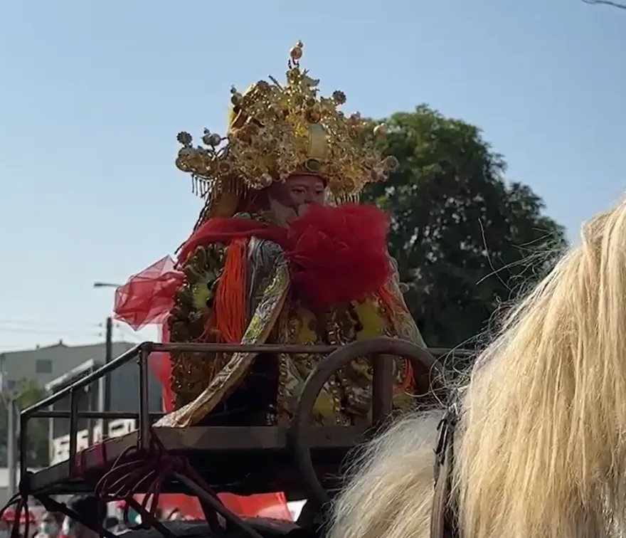 影/神級囍事！彰化土地公駕白馬熱鬧迎娶雲林土地婆　席開百桌慶良緣