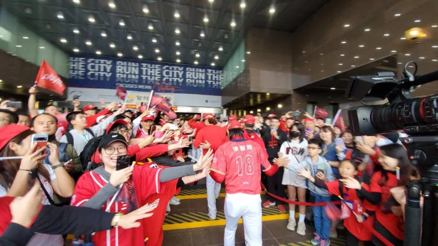 影/味全龍封王遊行抵達北市府！大廳湧進上千球迷　葉總喊話：再奪總冠軍