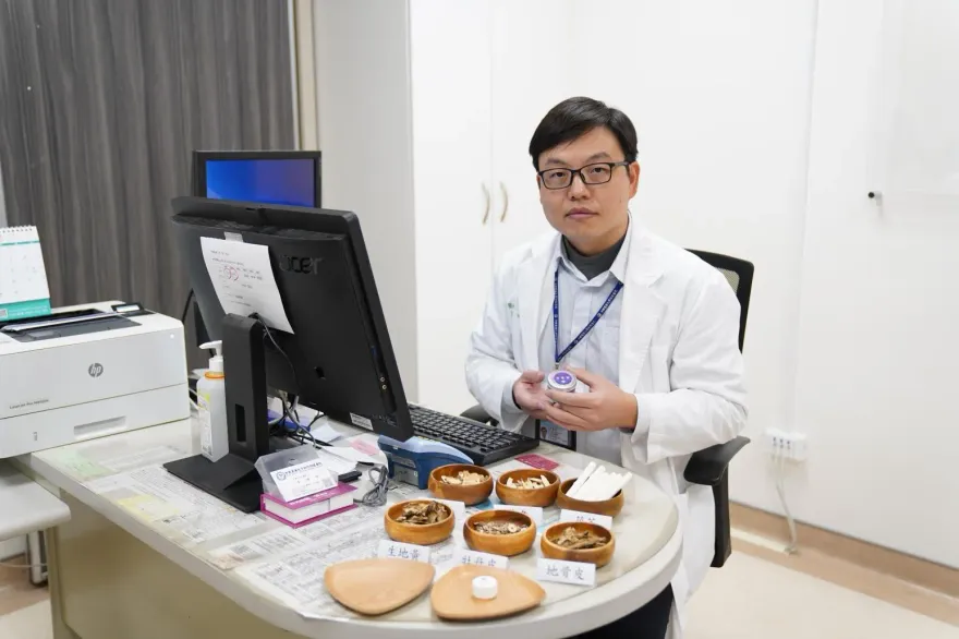 6旬嬤乳癌治療「腳趾滲液多、指甲變形」中醫大新竹副醫靠中醫緩解